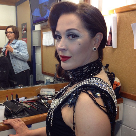 No último capítulo de ‘Salve Jorge’, Claudia Raia faz strip inspirado em Dita von Teese