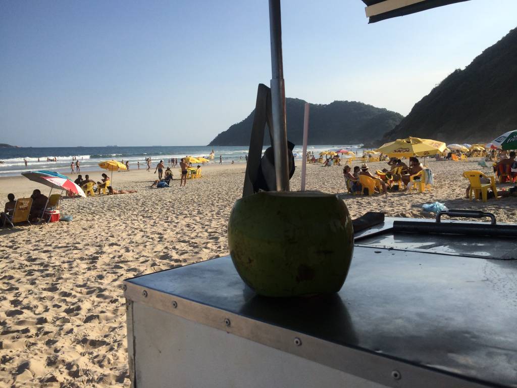 Sol engana até mesmo os ambulantes do Guarujá