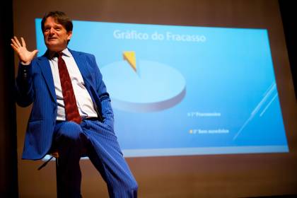 Peça 'Como Fracassar na Vida e Ser Infeliz no Amor' , sob direção de Gueminho Bernardes como-fracassar-01b-gueminho-bernardes-foto-hernani-barroca.jpeg