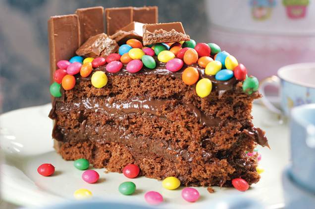 Bolo recheado de brigadeiro com confeitos Bolo recheado de brigadeiro com confeitos