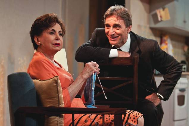 A dupla de atores: momentos de humor e emoção entre uma idosa e seu filho A dupla de atores: momentos de humor e emoção entre uma idosa e seu filho