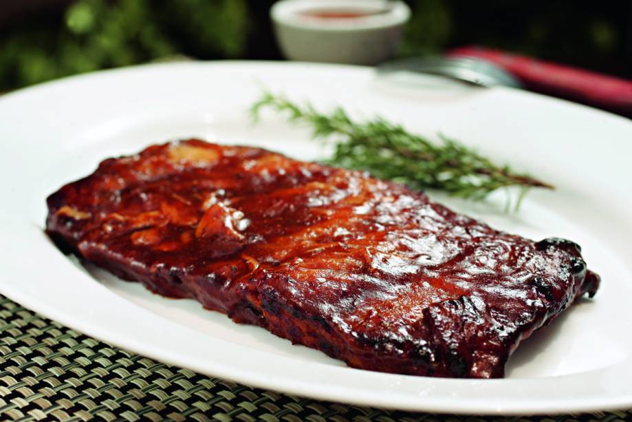 Costelinha de porco ao molho barbecue: a carne desmancha-se ao toque da faca