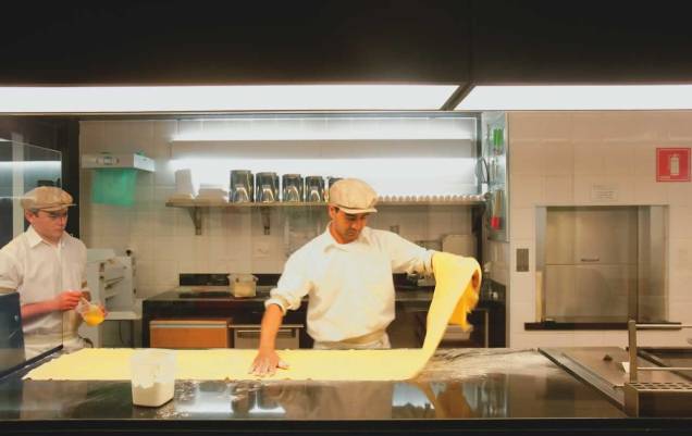 O masseiro Ailton Baia Costa em ação: agnellotti, capelete, tortellini, talharim e outros formatos preparados à vista dos clientes O masseiro Ailton Baia Costa em ação: agnellotti, capelete, tortellini, talharim e outros formatos preparados à vista dos clientes