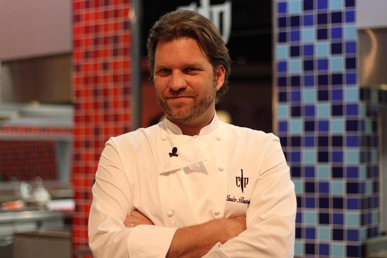 Carlos Bertolazzi é linha dura com participantes de Cozinha sob Pressão