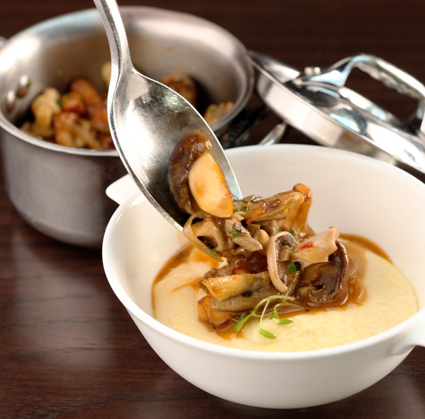 Receita: polenta cremosa com cogumelos, do chef Scott Conant