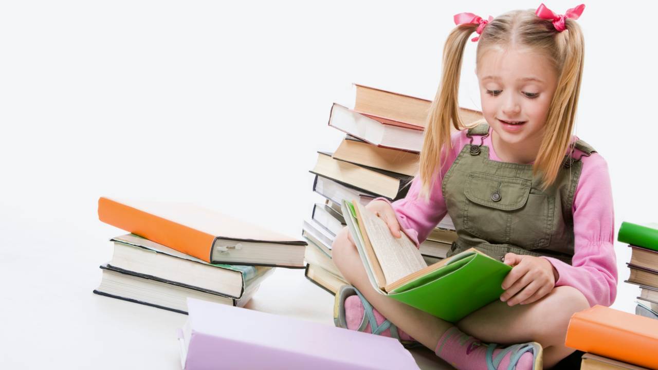 crianca-lendo-livros.jpeg