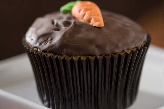 Cupcake de cenoura com casquinha de chocolate, para a Páscoa Cupcake de cenoura com casquinha de chocolate, para a Páscoa