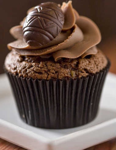 Cupcake de chocolate com decoração de ovo de Páscoa Cupcake de chocolate com decoração de ovo de Páscoa
