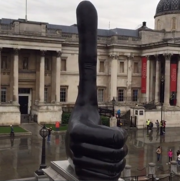 Símbolo ‘curtir’ do Facebook inspira obra no centro de Londres