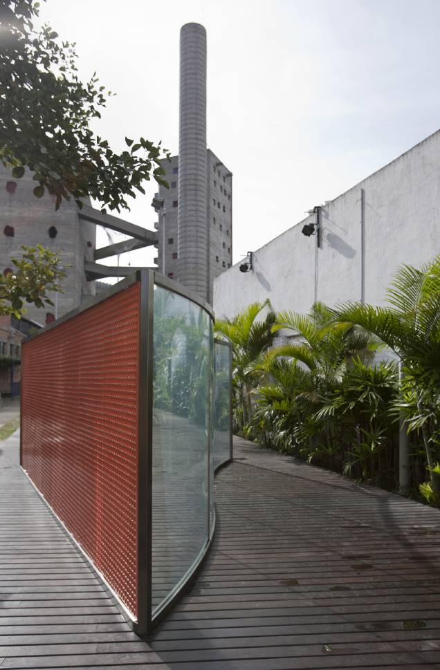 Dan Graham, Orange Grid Conjoined with 2-Way Mirror Curve Beach Cabana, 2013 Dan Graham, Orange Grid Conjoined with 2-Way Mirror Curve Beach Cabana, 2013