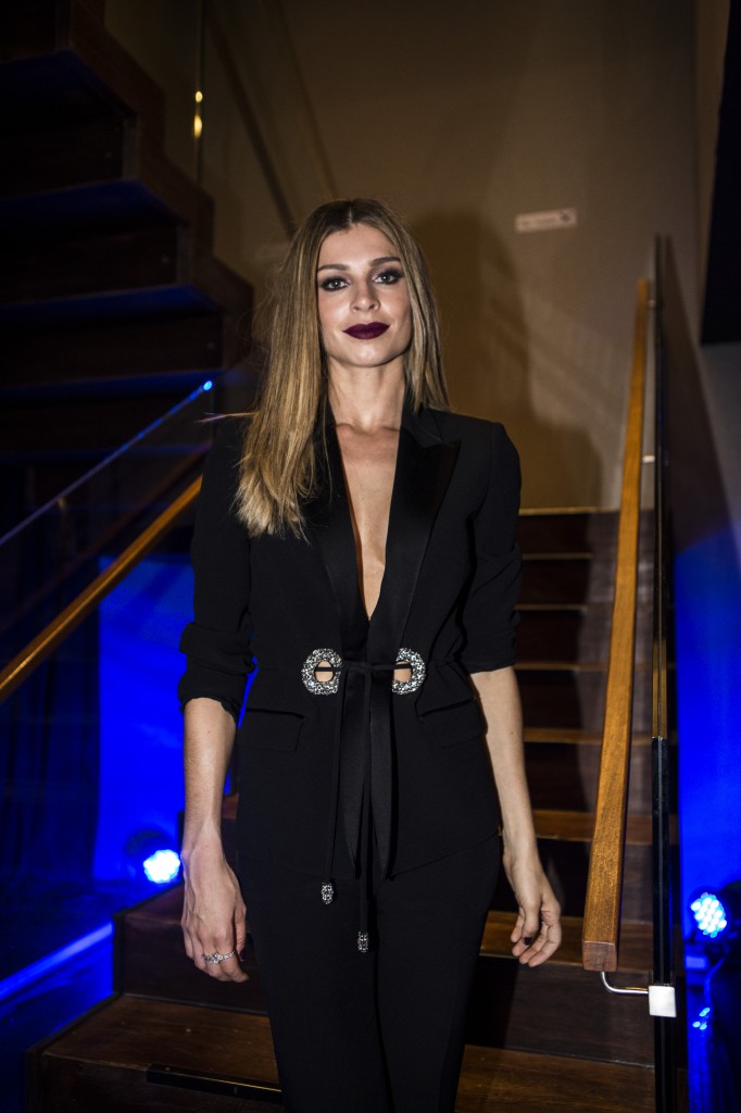Grazi Massafera, que interpreta Larissa, veste terninho e calça justinha, da Cavalera. Na maquiagem, o batom chama a atenção e valoriza o look. (Foto: Ricardo D'Angelo)