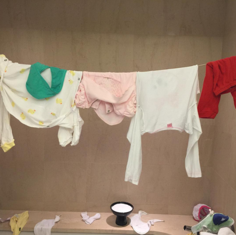 De férias na Europa, Daniela postou essa foto no Instagram: "não dá pra pagar 10 euros para lavar uma peça de roupa rsrs." (Foto: Reprodução/ Instagram)