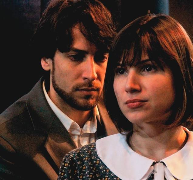 Dirigidos por Eduardo Tolentino de Araújo, os atores Bruno Barchesi e Natália Moço estão no elenco da comédia dramática De Um ou de Nenhum Dirigidos por Eduardo Tolentino de Araújo, os atores Bruno Barchesi e Natália Moço estão no elenco da comédia dramática De Um ou de Nenhum