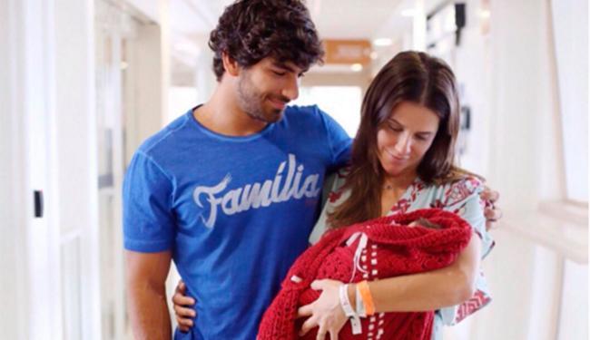 Deborah Secco se casou em segredo com Hugo Moura e divulgou foto da cerimônia