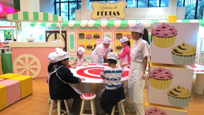 As crianças preparam e decoram biscoitinhos e brigadeiros