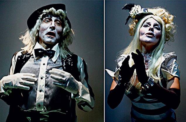 Em Dentrofora dois personagens (Nelson Diniz e Liane Venturella) estão presos dentro de caixas como metáfora sobre a imobilidade. Em Dentrofora dois personagens (Nelson Diniz e Liane Venturella) estão presos dentro de caixas como metáfora sobre a imobilidade.