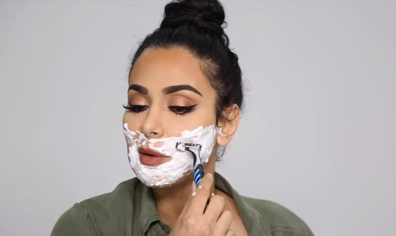 Técnica promete melhorar a pele do rosto com lâmina de barbear