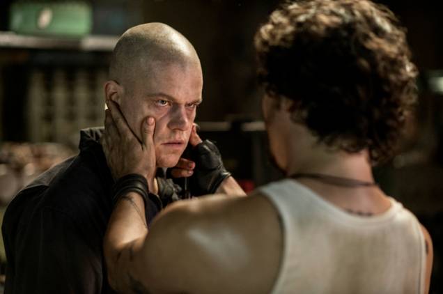 Elysium: em 2159, o mundo é dividido entre dois grupos: riquíssimo, mora na estação espacial Elysium, e o pobre, vive na Terra Elysium: em 2159, o mundo é dividido entre dois grupos: riquíssimo, mora na estação espacial Elysium, e o pobre, vive na Terra