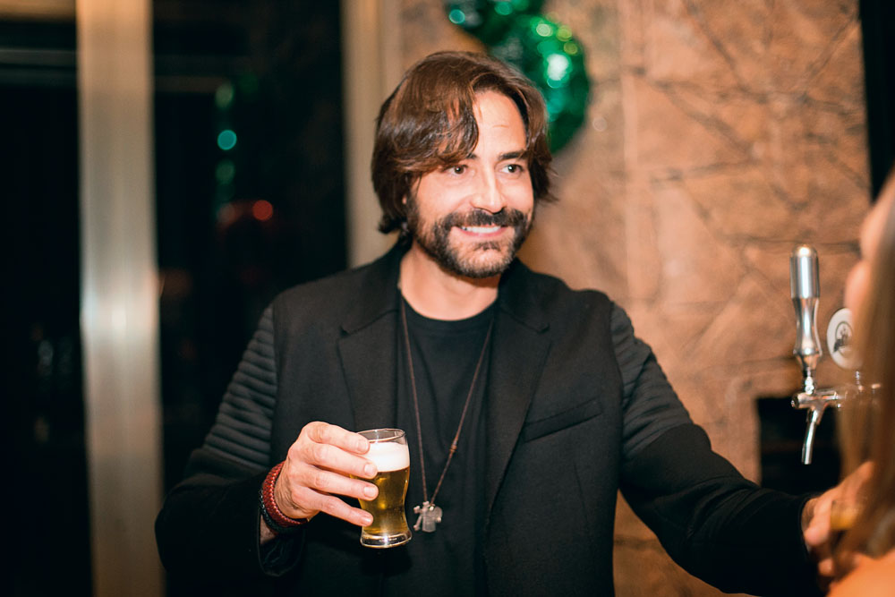 Dinho Diniz em prol da amfAR e de balada de rock