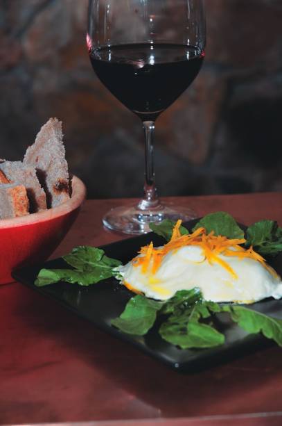 No Divine Wine Bar: a burrata (mussarela de búfala cremosa) salpicada de raspas de limão-siciliano No Divine Wine Bar: a burrata (mussarela de búfala cremosa) salpicada de raspas de limão-siciliano