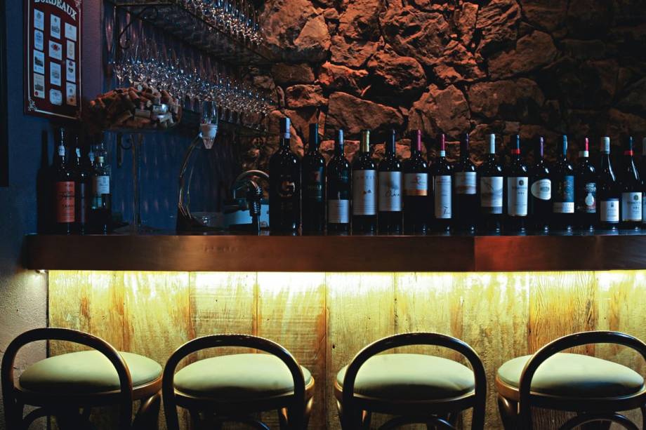 Garrafas expostas no balcão: alguns dos 160 rótulos Garrafas expostas no balcão: alguns dos 160 rótulos