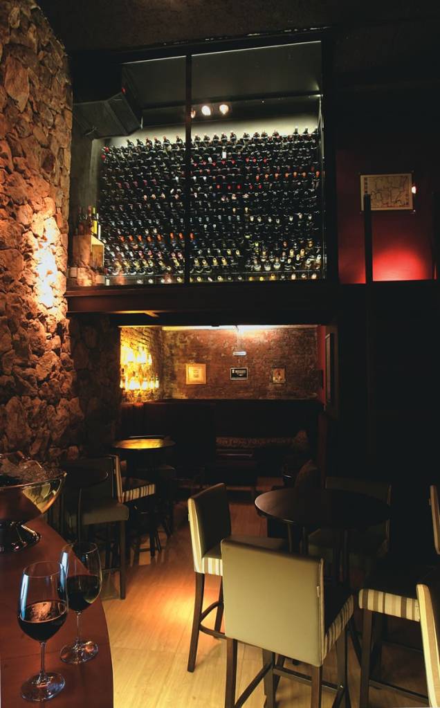O romântico espaço subterrâneo: dedicado aos vinhos O romântico espaço subterrâneo: dedicado aos vinhos