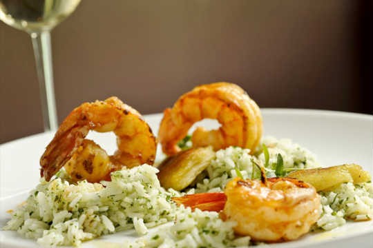 Camarão flambado na cachaça, acompanhado de arroz de jaca e jaca grelhada Camarão flambado na cachaça, acompanhado de arroz de jaca e jaca grelhada