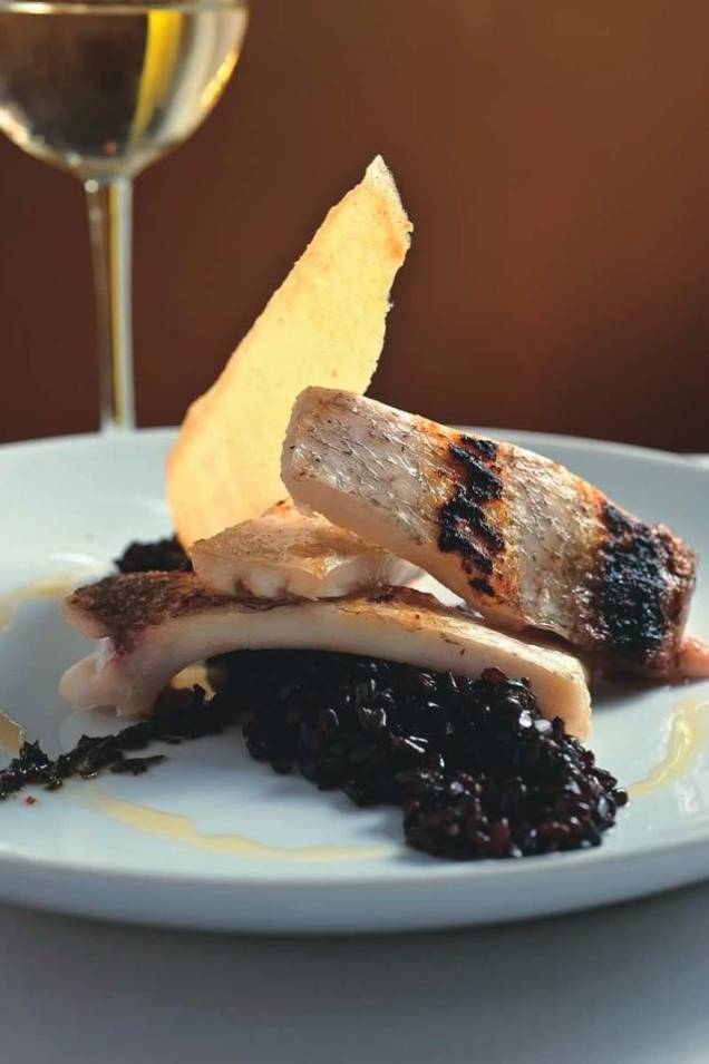 Costela de tambaqui do menu especial servido no Dois Cozinha Contemporânea Costela de tambaqui do menu especial servido no Dois Cozinha Contemporânea