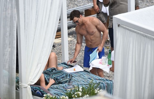 Jamie Dornan e Dakota Johnson gravam cenas sensuais para ‘Cinquenta Tons de Liberdade’