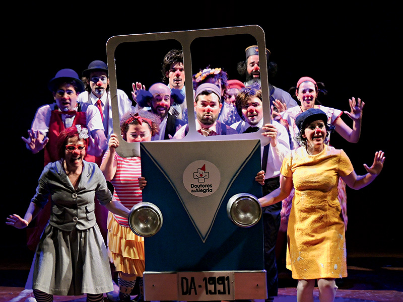 A trupe a caminho do hospital: muito improviso e diversão A trupe a caminho do hospital: muito improviso e diversão