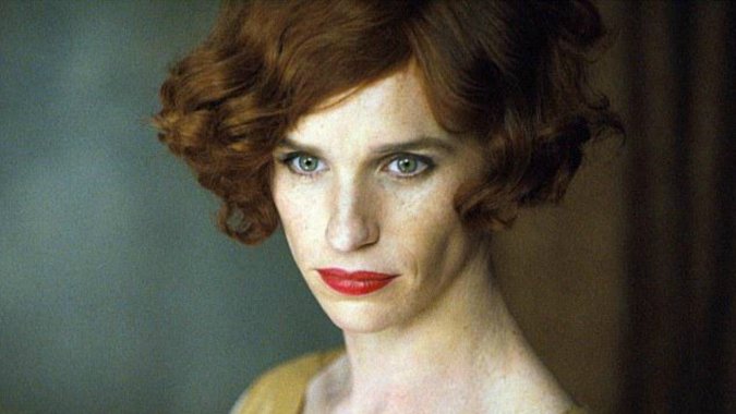 Vencedor do Oscar de melhor ator, Eddie Redmayne é flagrado vestido de mulher para novo filme. Veja as fotos