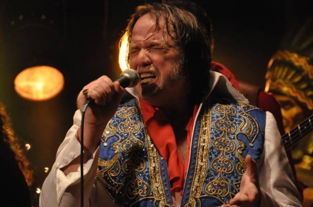 O Último Elvis: a melancólica trajetória de um operário que faz cover em casamentos O Último Elvis: a melancólica trajetória de um operário que faz cover em casamentos