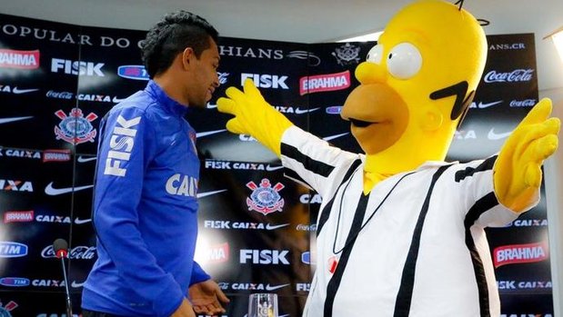 em-maio-boneco-de-homer-simpson-participa-de-coletiva-de-petros-no-ct-do-corinthians-size-620