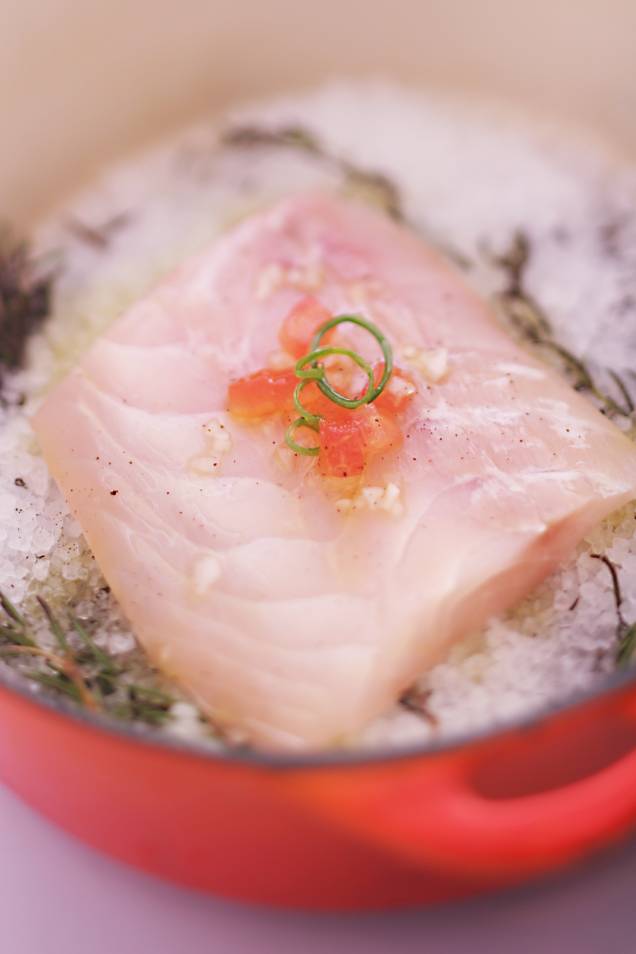 Corvina cozida em cama de sal e alecrim com purê de mandioquinha Corvina cozida em cama de sal e alecrim com purê de mandioquinha