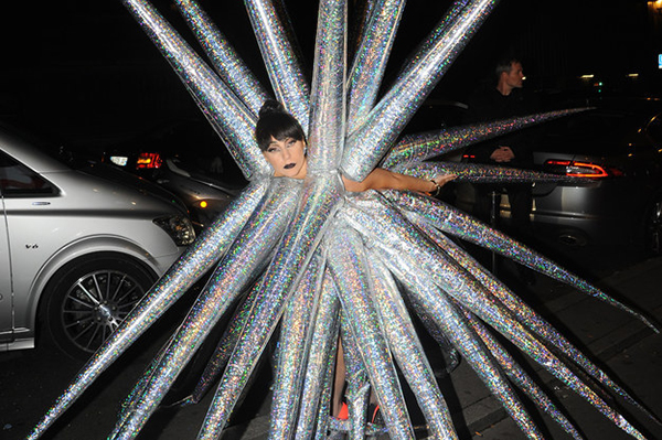 Lady Gaga ostenta vestido inflável e brilhante em passeios pelas ruas de Paris e o resultado é apenas inacreditável