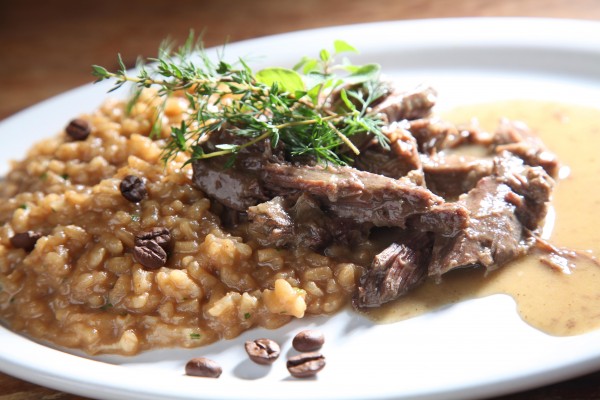 Estação Marupiara criou prato principal inspirado no quadro O Touro, de Tarsila do Amaral: ragu de costela laqueada no melado com risoto de café. (Foto: Divulgação)