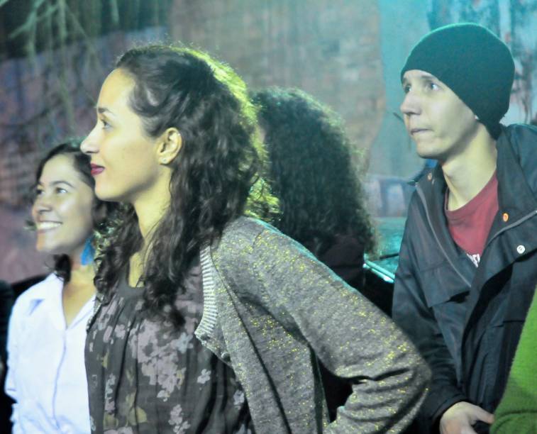 Atores em cena de Estrada do Sul Atores em cena de Estrada do Sul