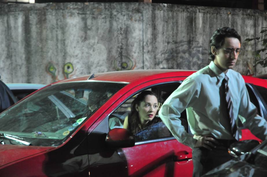 Cena da peça Estrada do Sul, encenada dentro de um congestionamento Cena da peça Estrada do Sul, encenada dentro de um congestionamento