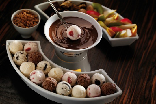 European fondue: fondue de chocolate com pequenas bolas de sabores sortidos do sorvete Häagen-Dazs European fondue: fondue de chocolate com pequenas bolas de sabores sortidos do sorvete Häagen-Dazs