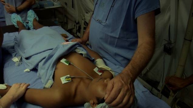 Paciente em operação: cena do documentário Expedicionários Paciente em operação: cena do documentário Expedicionários