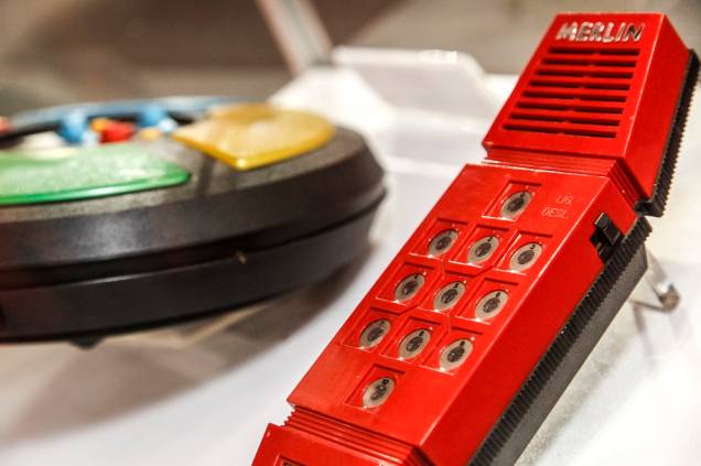 Genius e Merlin: jogos eletrônicos lançados em 1980 e 1981, respectivamente Genius e Merlin: jogos eletrônicos lançados em 1980 e 1981, respectivamente
