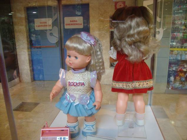 Rockita: com a sua caixinha de som rosa, a boneca moderninha dançava muito Rockita: com a sua caixinha de som rosa, a boneca moderninha dançava muito