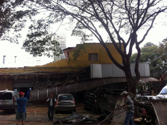 Fachada da Padaria Real, atingida pela chuva