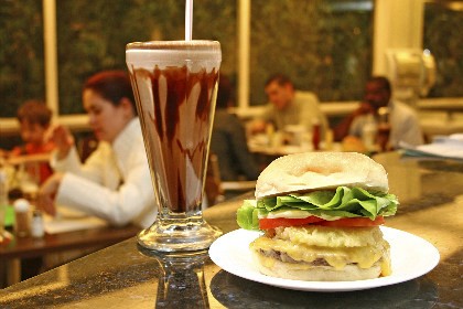 Hambúrger e milk-shake do restaurante Família Burger Hambúrger e milk-shake do restaurante Família Burger
