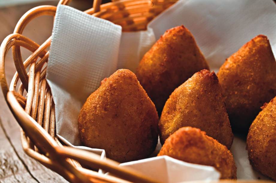 Cesta de coxinhas: massa de mandioquinha e recheio de queijo brie e mel