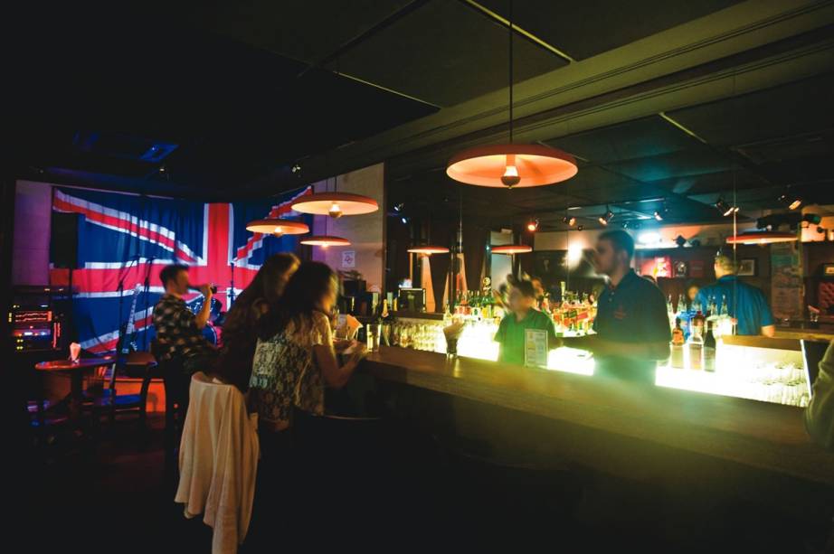 O balcão e o palco: de quinta a sábado, bandas de pop e rock animam o salão do The Queens Head O balcão e o palco: de quinta a sábado, bandas de pop e rock animam o salão do The Queens Head