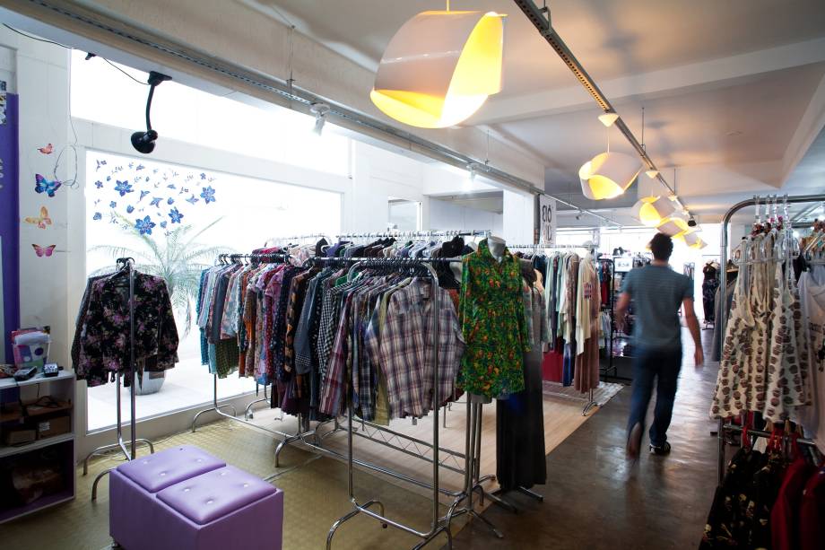 Moda, artigos vintage e acessórios estão à venda na feirinha popular Moda, artigos vintage e acessórios estão à venda na feirinha popular