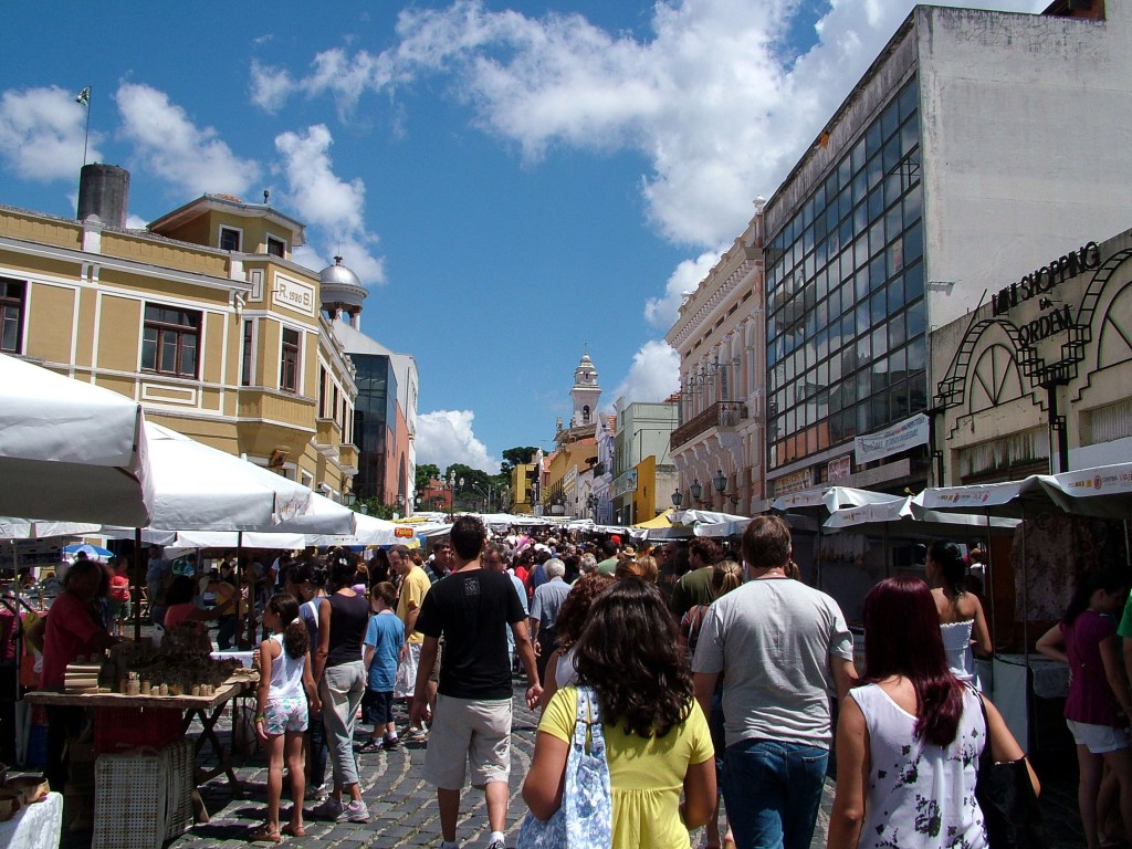 Data da foto: 03/2008 Pessoas na Feira do Largo da Órdem, no Largo Coronel Enéas, centro histórico.