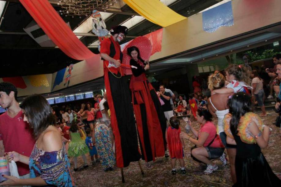 Festa à Fantasia: brincadeiras, desfile e a presença de um ator de <em>Carrossel</em>