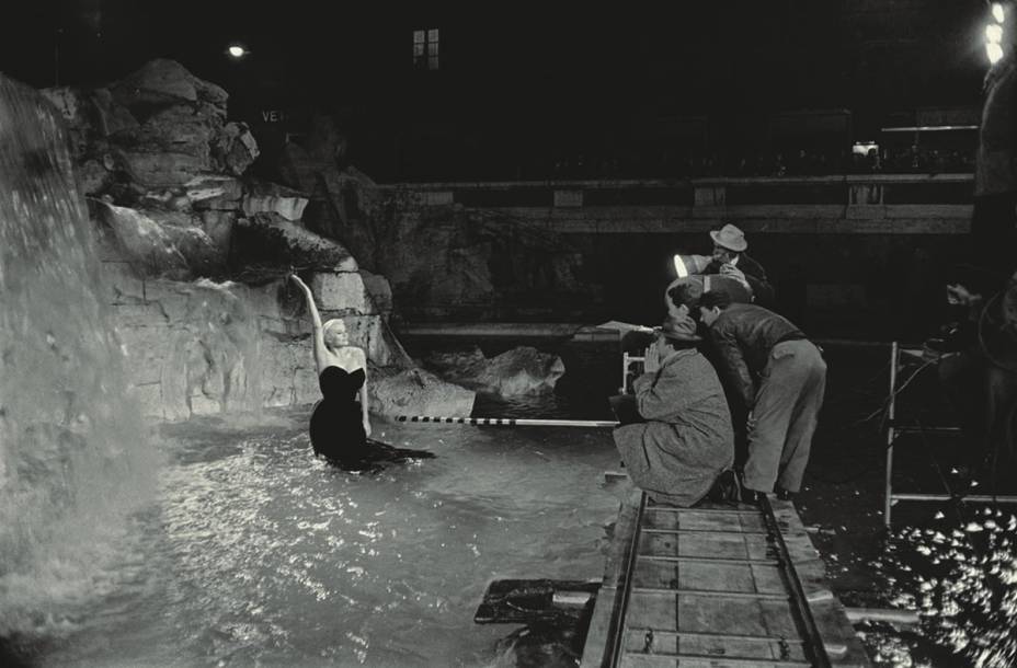 Anita Ekberg na famosa  cena na Fontana di Trevi em A Doce Vida: núcleo dedicado às mulheres